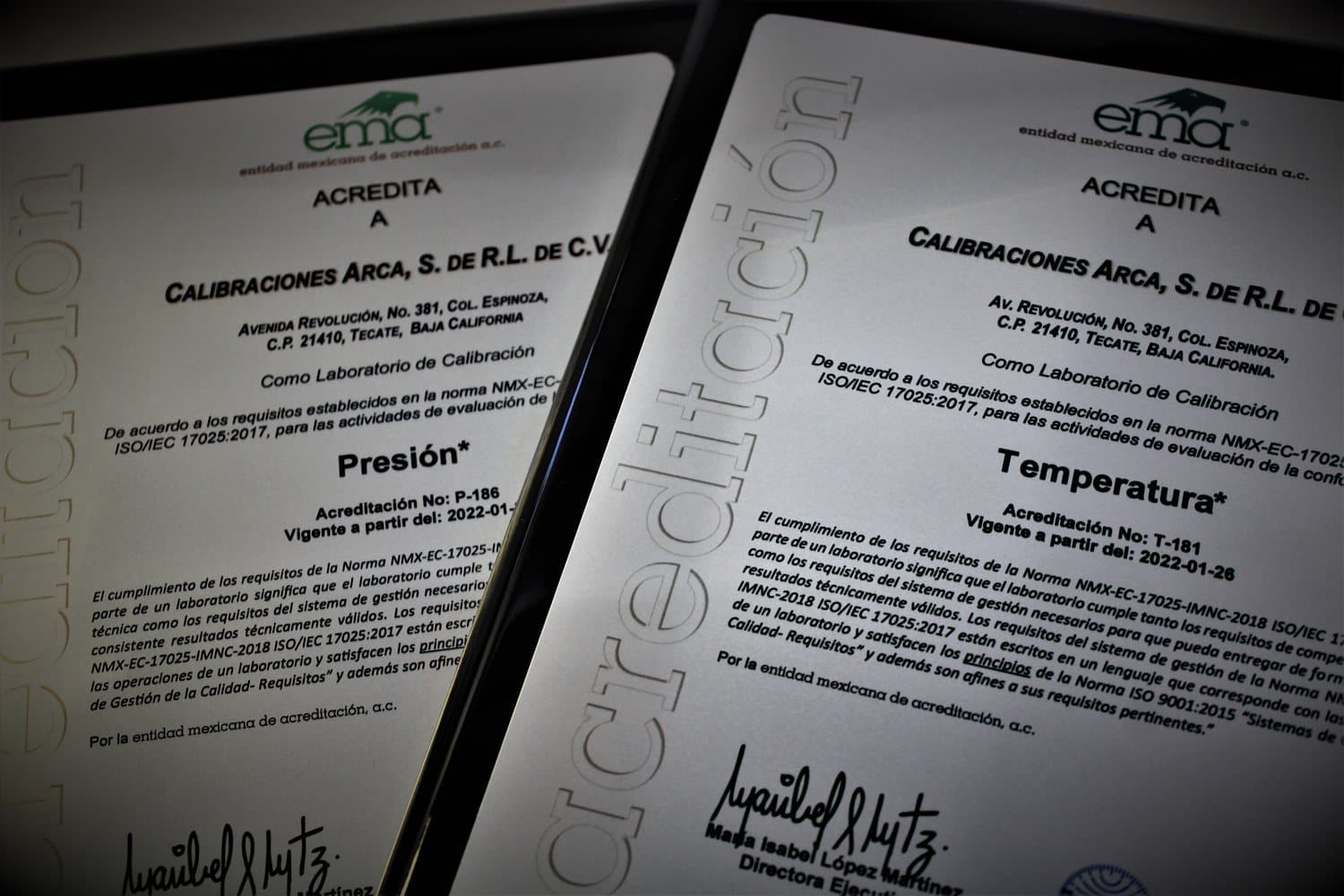 Diplomas de acreditación otorgados por la entidad mexicana de acreditación a Calibraciones Arca para las magnitudes de presión y temperatura.